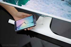 The SE370 allows for wireless device charging. (Image via Samsung Tomorrow)