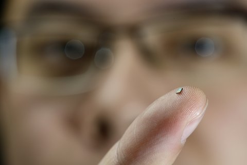 Tiny sensor on the finger of PhD-student Hao Gao. (Image Credit: Bart van Overbeeke)