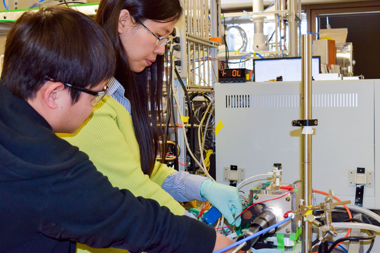 Stanford students show that heating metal oxide solar cells increased their efficiency. (Image Credit Tom Abate)