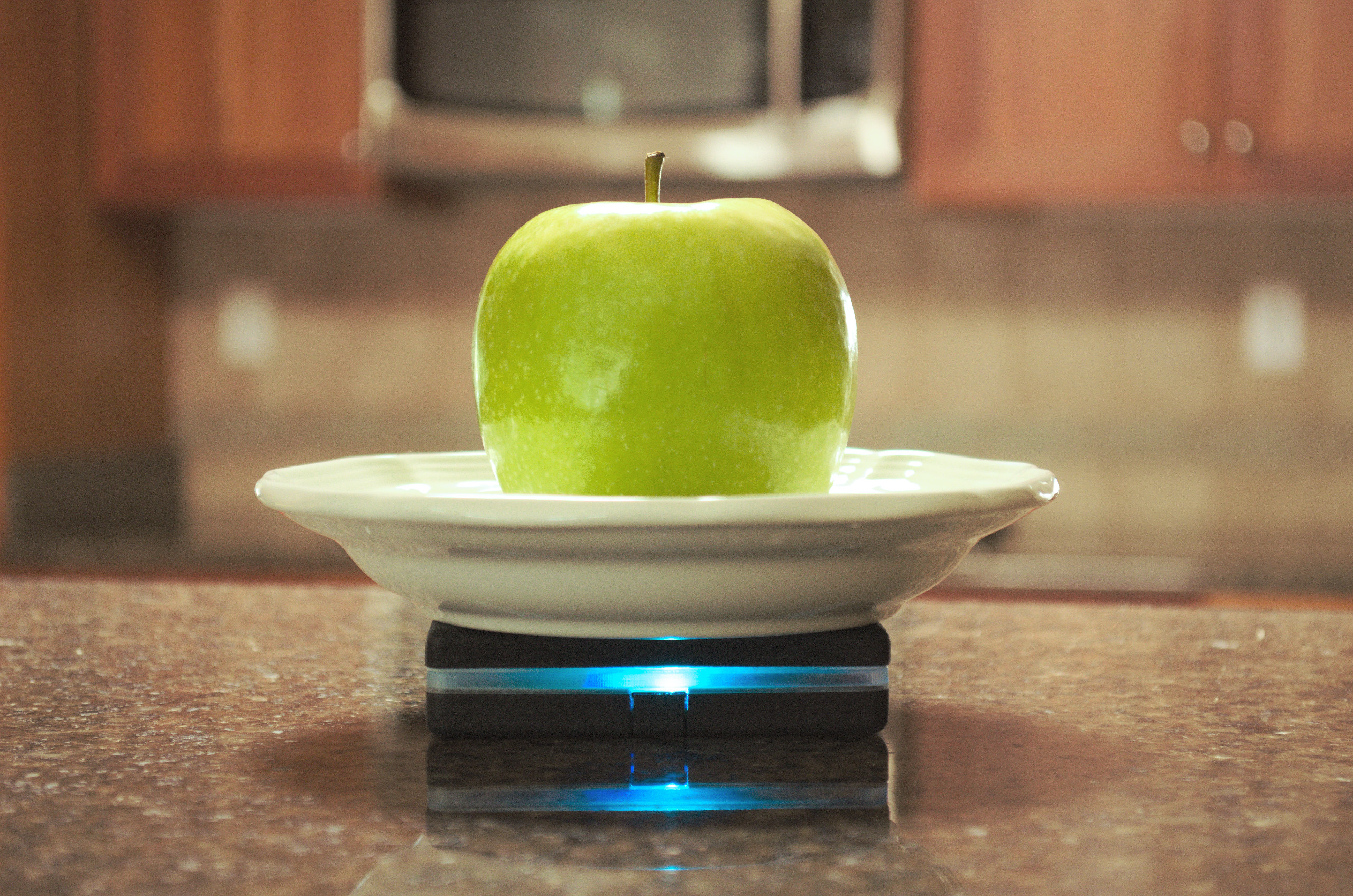 With Modus, users can weigh food on the scale for nutritional information and tracking. (Image via Modus)