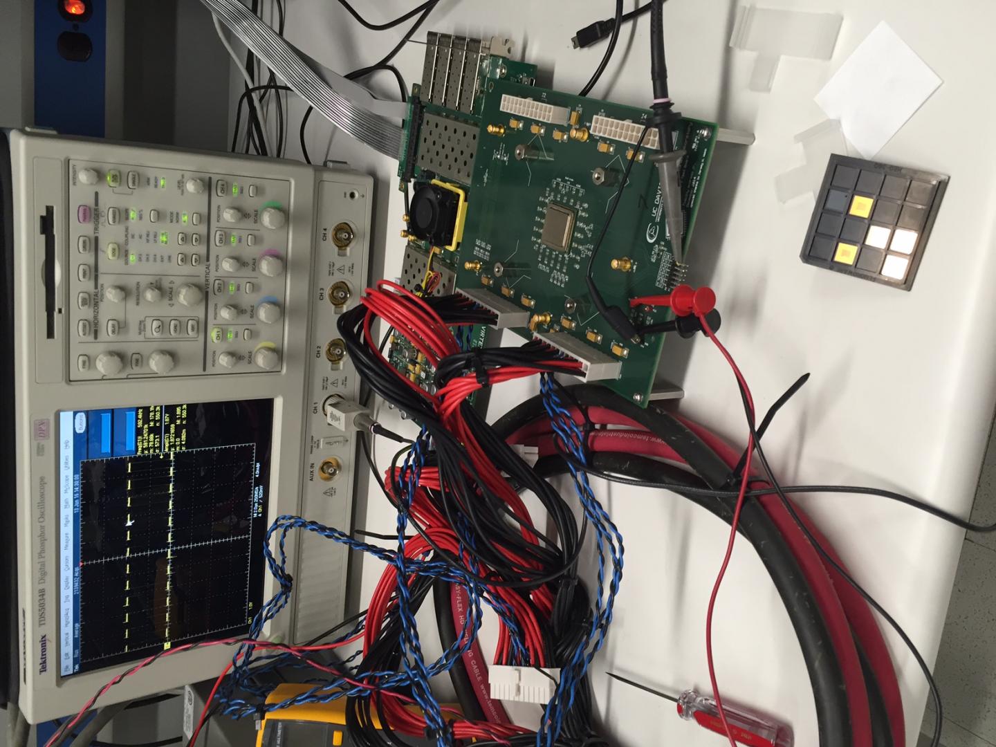 By splitting programs across a large number of processor cores, the KiloCore chip designed at UC Davis can run at high clock speeds with high energy efficiency. (Image Credit: Andy Fell/UC Davis)