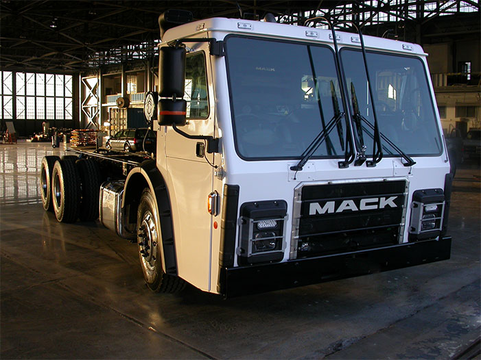 Mack Trucks showcased a Mack LR model retrofitted with the Wrightspeed Route1000 powertrain at WasteExpo 2016. (Image via Mack)