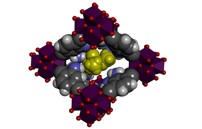 The MOF used in this study consists of organic molecules (in grey and black) and metal ions (zirconium, in purple). Between these molecules are little holes that can absorb the phosphanates (in yellow). Credit: KU Leuven